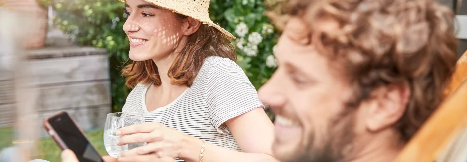 Zwei Personen entspannen im Garten